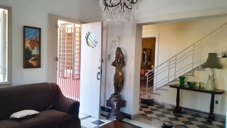 Casa de dos plantas en venta en Nuevo Vedado, La Habana